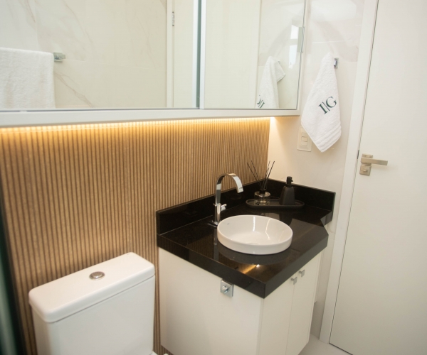 Apartamento Reformado e Mobiliado - 2 quartos com suíte